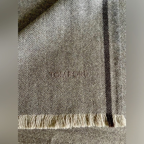 TOM FORD scarf in 16.5-micron wool herringbone is a great choice. Greyish Brown - Picture 2 of 7